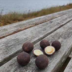 Ristede macadamian&oslash;dder med tiramisu chokolade